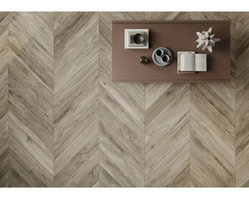 Boden mit Fischgrätmuster und Tischplatte mit Dekorationsgegenständen