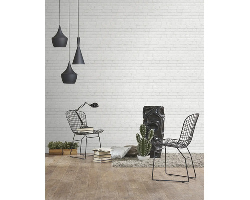 Wohnzimmer mit Dekoration, zwei Stühlen, einer Lampe und drei Hängeleuchten