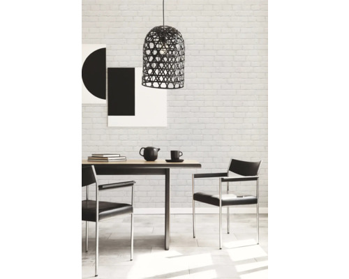 Szene mit Esstisch, Stühlen und einer geflochtenen Hängelampe