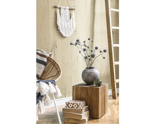 Dekoratives Wohnambiente mit Sessel, Beistelltisch, Leiter und Wandbehang