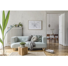 Wohnzimmer mit Sofa, Holztisch und Dekorationsgegenständen für ein gemütliches Ambiente