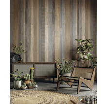 Wohnzimmer mit Holzvertäfelung, Kommode, Sessel und Zimmerpflanzen