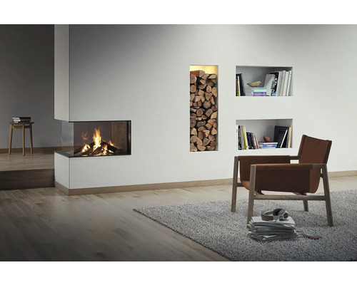 Wohnzimmer mit Kamin, Holzscheitregal und Sessel auf Teppich