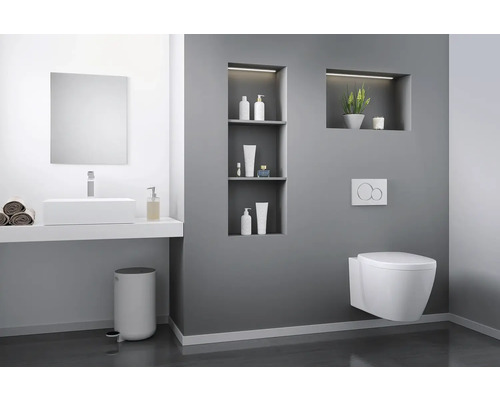 Modernes Badezimmer mit Waschbecken, Spiegel, Toilette und Ablagefächern