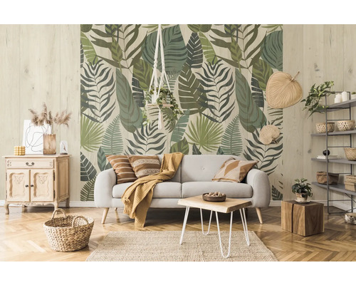 Wohnzimmer mit Sofa, Holztisch und botanischer Tapete