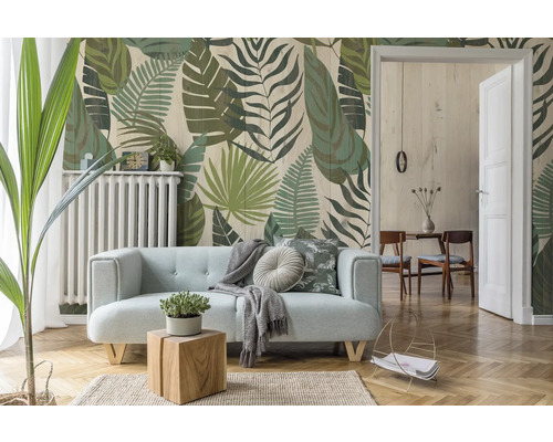 Wohnzimmer mit Sofa, Holztisch und Tapete mit Pflanzenmuster