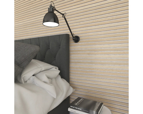 Schlafzimmer mit Wandpaneelen, Nachttisch und verstellbarer Wandleuchte