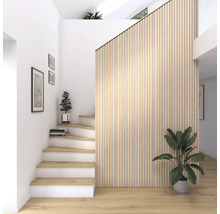 Treppenhaus mit Holzverkleidung, Treppe und Dekoration