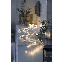 Dekorative Lichterkette auf einer Küchentheke, die eine warme Atmosphäre erzeugt.
