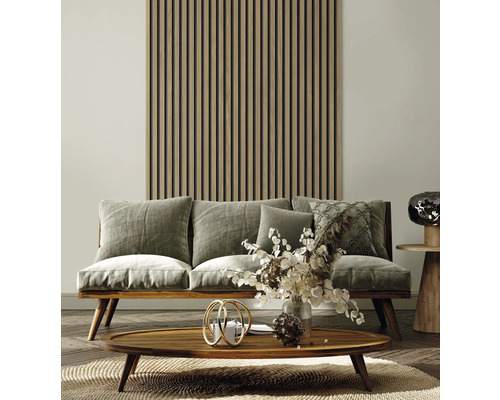 Wohnzimmer mit Sofa, Holztisch und Holzpaneelwand