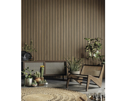 Wohnzimmer mit Holzpaneelwand, Kommode, Sessel, Teppich und Pflanzen