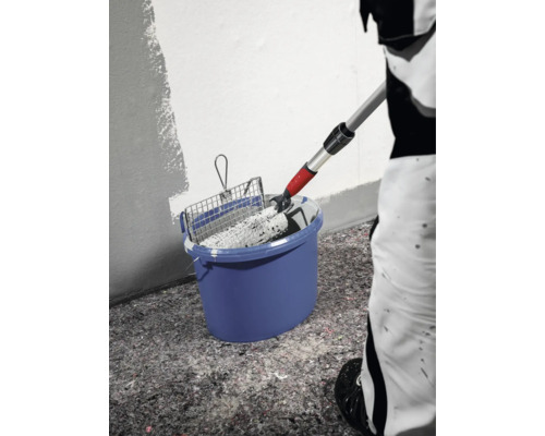 Farbeimer mit Farbroller, Abstreifgitter und Teleskopstiel zum Malern