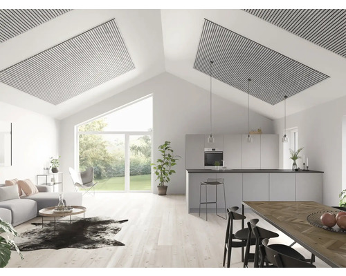 Helles Wohnzimmer mit offener Küche, Akustikpaneelen an der Decke, Sofa und Esstisch