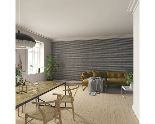 Heller Raum mit Esstisch, Stühlen und Sofa vor einer Wand mit Holzpaneelen