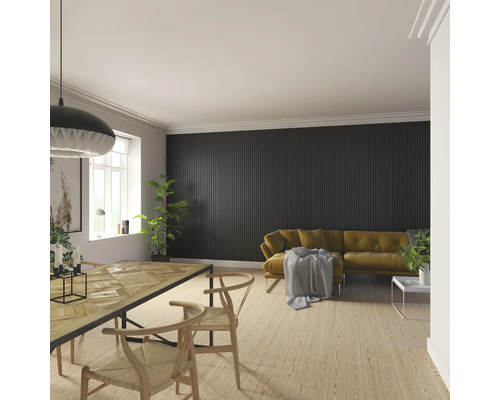 Wohnzimmer mit Esstisch, Stühlen, Sofa und Wandpaneelen