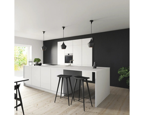 Helle Küche mit Kochinsel, schwarzen Barhockern und Pendelleuchten