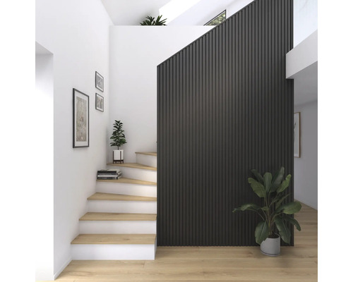 Heller Eingangsbereich mit Treppe, Wandpaneelen und Zimmerpflanzen.