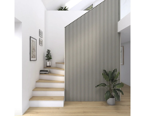 Heller Raum mit Treppe, Holzstufen und Wandpaneelen