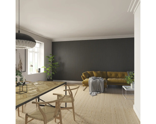 Wohnzimmer mit Esstisch, Stühlen, Sofa und Wandpaneelen