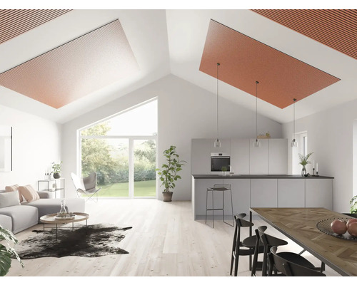 Wohnzimmer mit Akustikpaneelen an der Decke, heller Einrichtung und viel Tageslicht