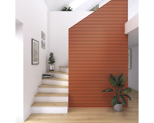 Heller Eingangsbereich mit Treppe und Akustikpaneelen an der Wand