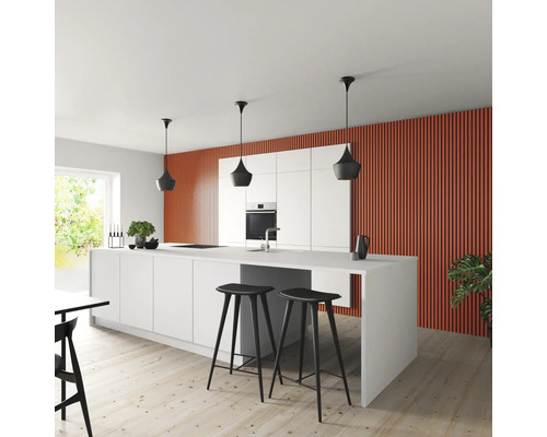 Helle Küche mit Kücheninsel, Barhockern und Wandverkleidung