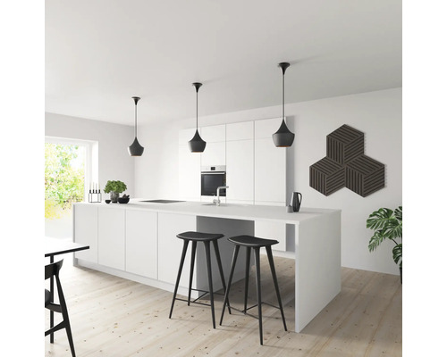 Moderne Küche mit Kochinsel, Barhockern, Pendelleuchten und Akustikbild