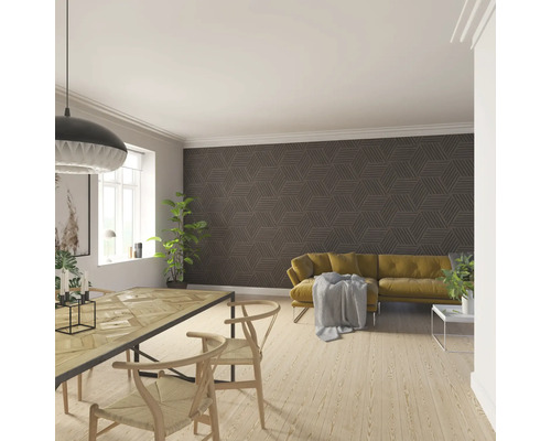 Heller Wohnraum mit Esstisch, Stühlen und einem Sofa vor einer Wand mit geometrischem Muster.