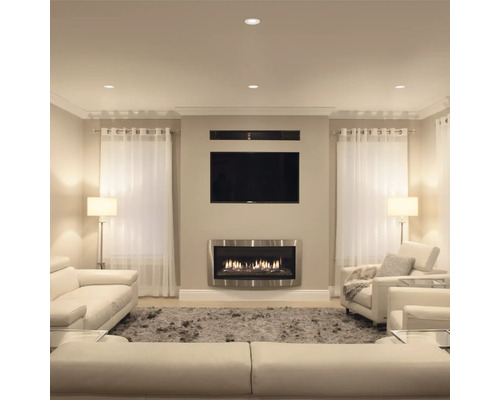 Wohnzimmer mit Kamin, Fernseher und Deckenleuchten