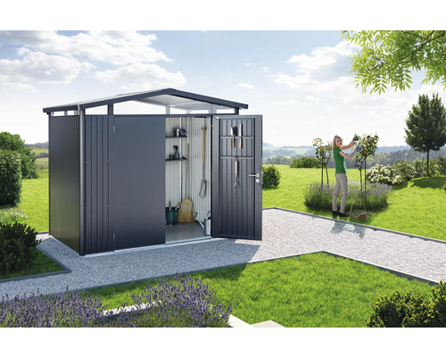 Metallgartenhaus mit geöffneten Türen und Gartenwerkzeugen