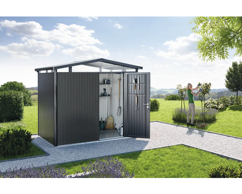 Metall Gartenschuppen mit geöffneter Tür und Frau im Garten