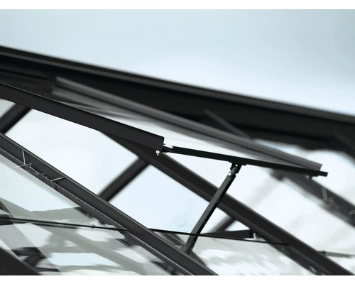 Detailansicht des geöffneten Dachfensters eines Gewächshauses.