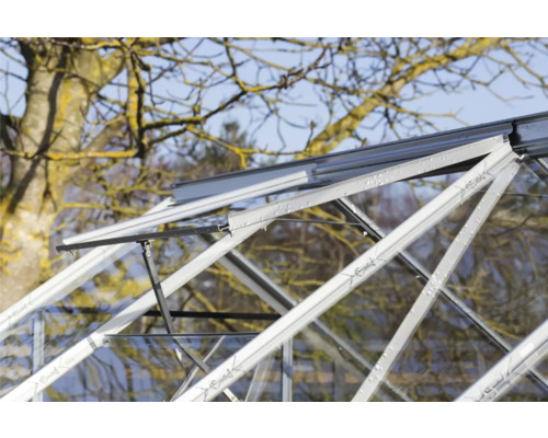 Detailansicht eines Gewächshauses mit geöffnetem Fenster zur Belüftung