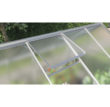 Detailaufnahme eines Gewächshauses mit geöffnetem Fenster zur Belüftung.
