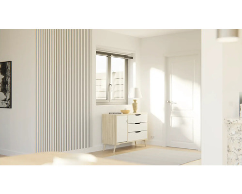 Heller Raum mit Kommode, Fenster und Tür