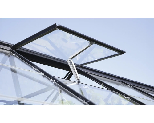 Detailansicht eines geöffneten Dachfensters an einem Gewächshaus