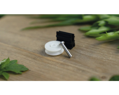 Schiebetürrolle, Gleitstück und Schraube auf einem Holztisch