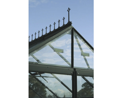 Detailansicht eines Gewächshauses mit Zierleisten und Vitavia Logo.