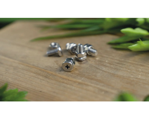 Mehrere Schrauben auf einem Holztisch