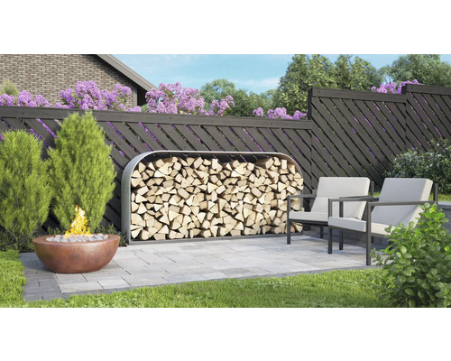 Gartenszene mit Feuerstelle, Holzstapel und Gartenstühlen auf einer Terrasse
