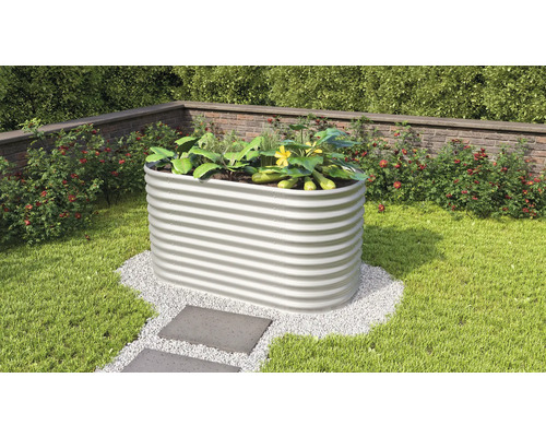 Hochbeet aus Metall mit bepflanztem Gemüse im Garten