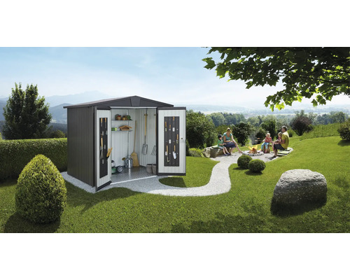 Garten Szene mit einem Metall Gerätehaus mit geöffneten Türen, in dem Gartengeräte aufbewahrt werden, und einer Familie, die sich an einem Lagerfeuer entspannt