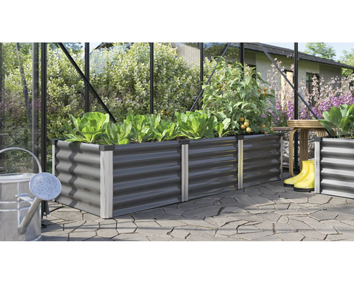 Hochbeet mit Gemüse und Gartenzubehör im Außenbereich