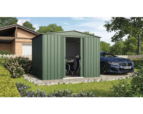 Gartenszene mit einem Gerätehaus aus Metall, das einen Roller beherbergt, und einem geparkten Auto