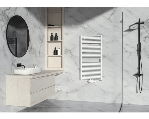 Rotheigner Badheizkörper CLASSIC-M 1215x600 mm weiß mit Mittelanschluß Modernes Badezimmer mit Waschtisch, Spiegel, Handtuchwärmer und Dusche vor Marmorwand