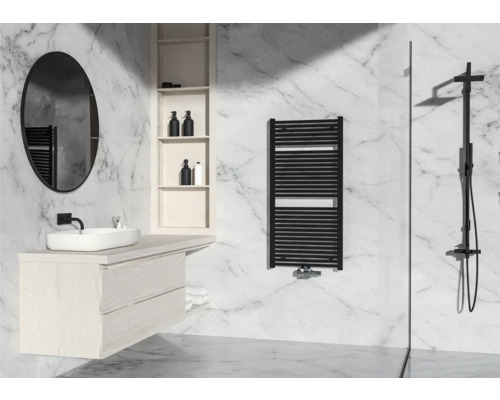 Rotheigner Badheizkörper CLASSIC-M 1215 x 600 mm schwarz matt mit Mittelanschluss Helles Badezimmer mit Waschbecken, Spiegel, Handtuchwärmer und Dusche vor Marmorwand