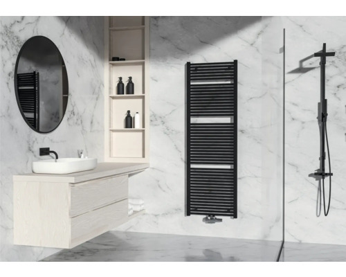 Rotheigner Badheizkörper CLASSIC-M 1810 x 600 mm schwarz matt mit Mittelanschluss Modernes Badezimmer mit Waschtisch, Spiegel, Handtuchwärmer und Dusche vor Marmorwand