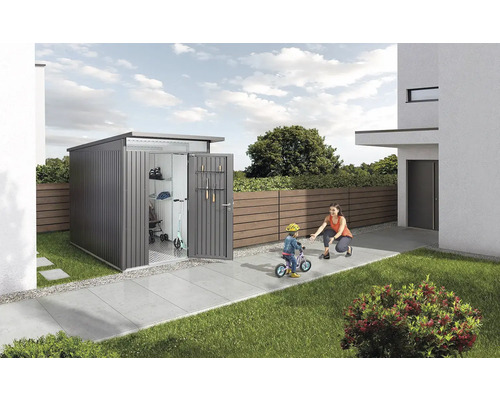 Gartenschrank mit geöffneten Türen, in dem sich Gartengeräte und Kinderspielzeug befinden, im Garten