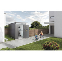 Metall Gerätehaus mit geöffneten Türen, Kind mit Fahrrad und einer Erwachsenen im Garten