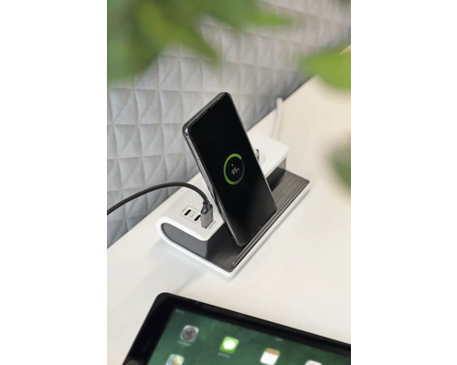 Smartphone auf Ladestation mit USB-Anschlüssen